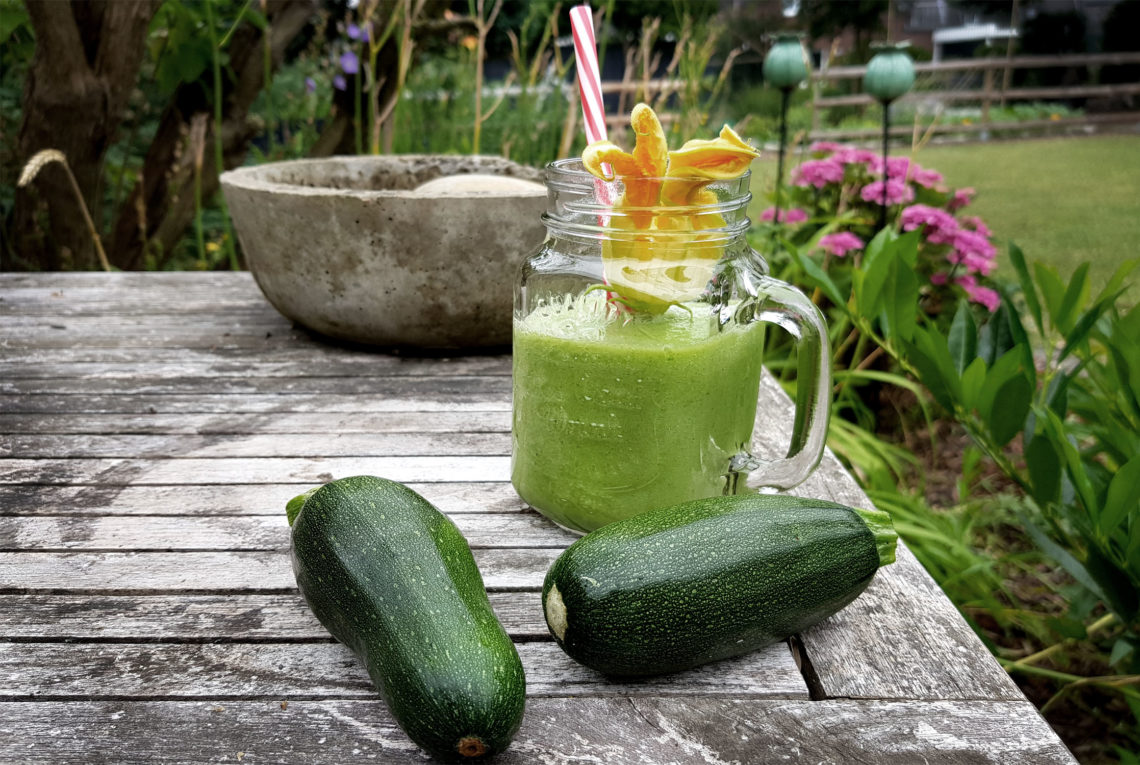 Grüner Smoothie mit Zucchini und Rukola