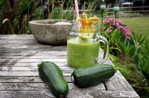 Grüner Smoothie mit Zucchini und Rukola