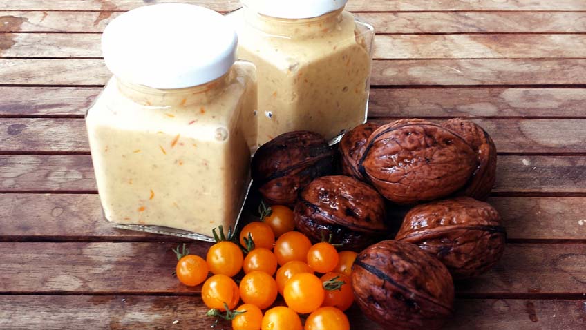 Pesto aus Walnüssen und Tomaten