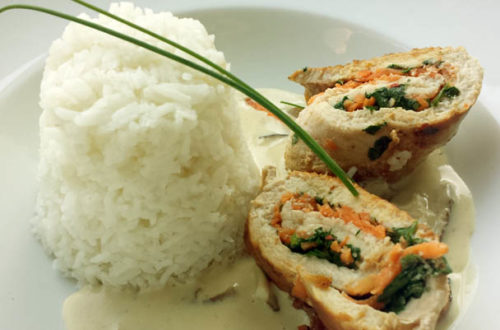 Asiaroulade mit Erdnusssauce und Gurkensalat