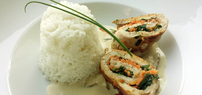 Asiaroulade mit Erdnusssauce und Gurkensalat