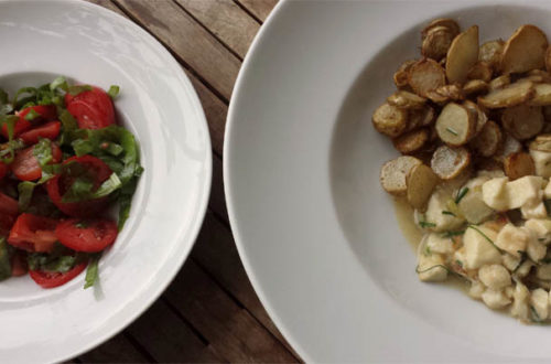 Pilzragout Riesenbovist gebratener Topinambur Tomatensalat mit Sauerampfer