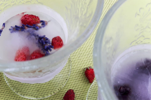 Eiswürfel ohne Eiswürfelbehälter mit Erdbeeren und Lavendel