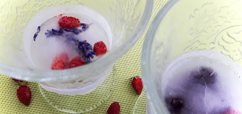 Eiswürfel ohne Eiswürfelbehälter mit Erdbeeren und Lavendel