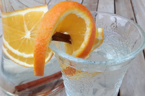 Winterliches Infused Water aromatisiertes Wasser mit Orange und Zimt