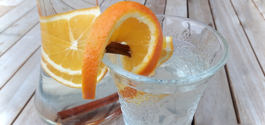 Winterliches Infused Water aromatisiertes Wasser mit Orange und Zimt