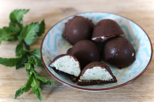 Selbstgemachtes Eiskonfekt mit Minz-Joghurt-Eis