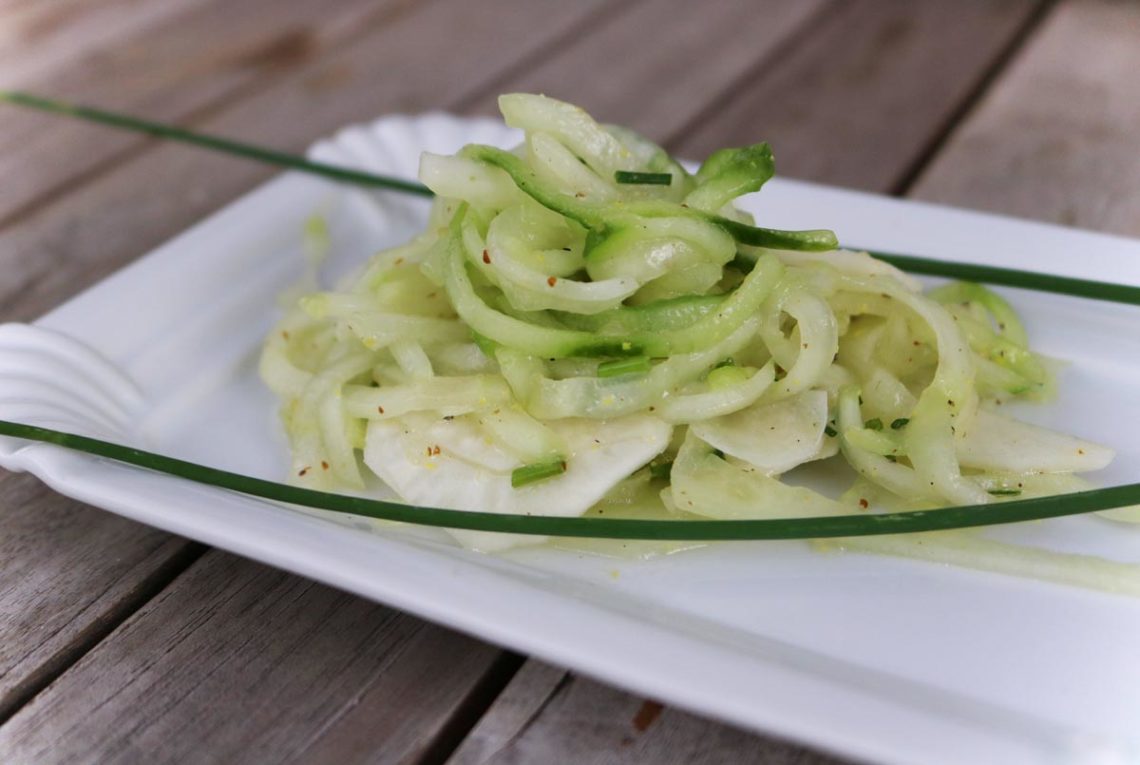 Rezept aus dem Garten Gurkensalat mit Mairübchen und Schnittlauch