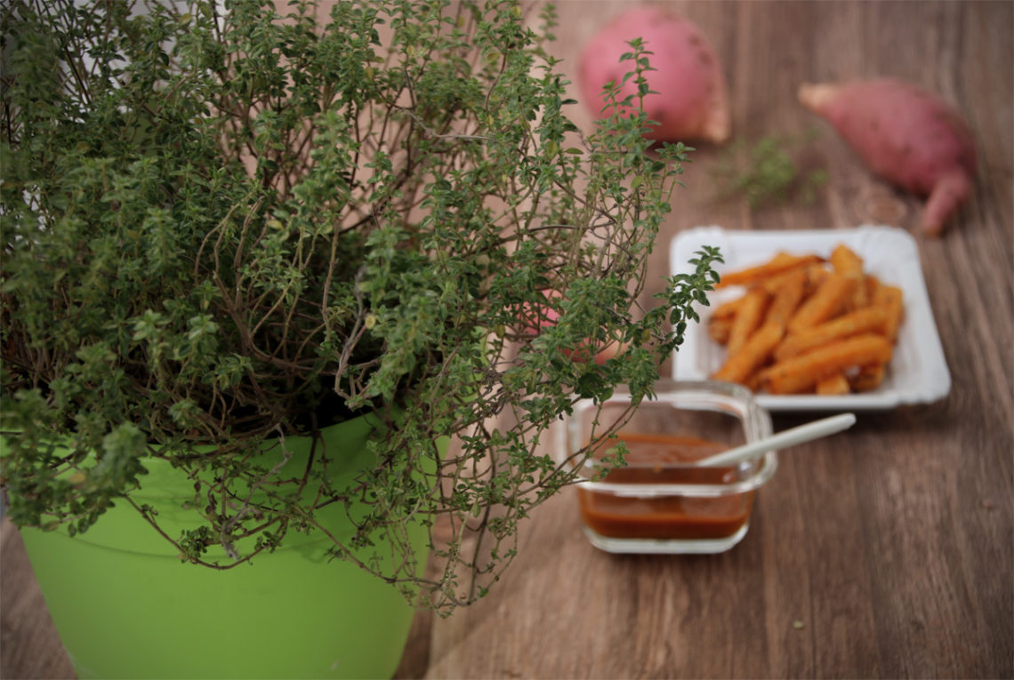 Süßkartoffel-Pommes mit Parmesan-Thymian-Kruste