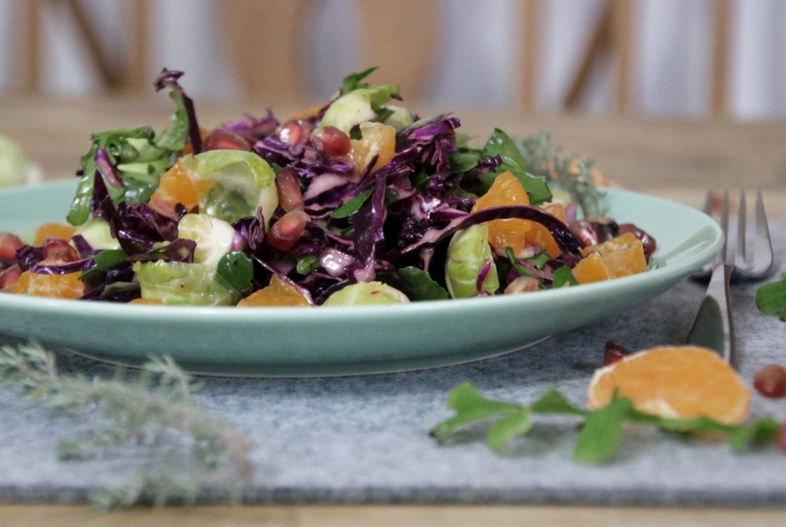 Rotkohlsalat mit Rosenkohl Granatapfel Mandarine