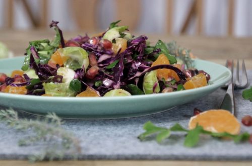 Rotkohlsalat mit Rosenkohl Granatapfel Mandarine