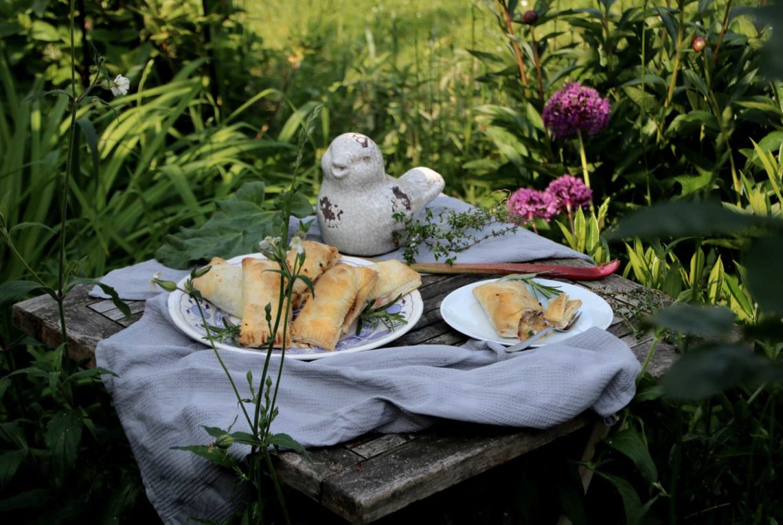 Apfel-Rhabarber-Blätterteigtaschen mit Thymian und Rosmarin