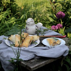 Apfel-Rhabarber-Blätterteigtaschen mit Thymian und Rosmarin