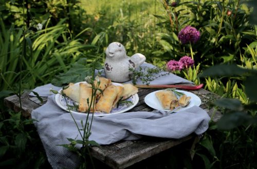 Apfel-Rhabarber-Blätterteigtaschen mit Thymian und Rosmarin