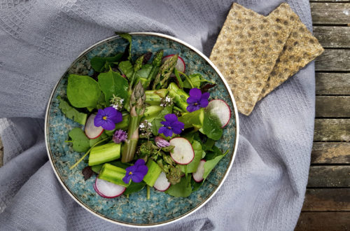 Grüner Spargelsalat mit Radieschen und Essbaren Blüten