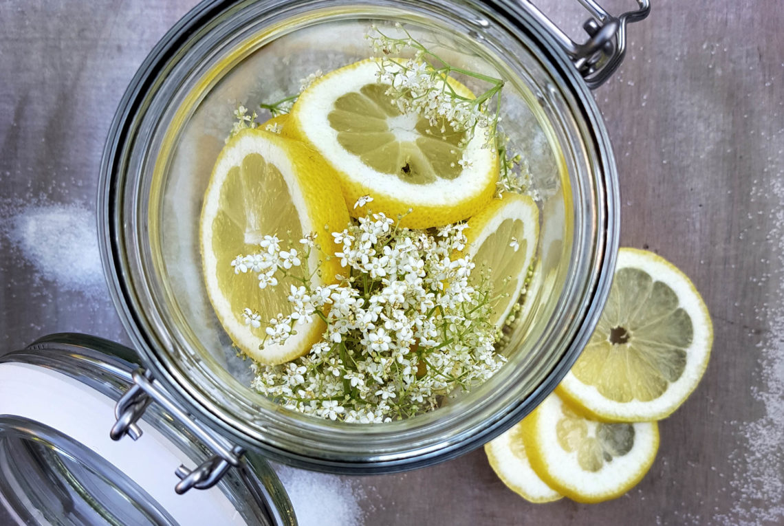 Holunderblütensirup einfach und gut mit Zitrone