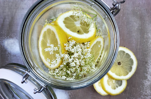 Holunderblütensirup einfach und gut mit Zitrone