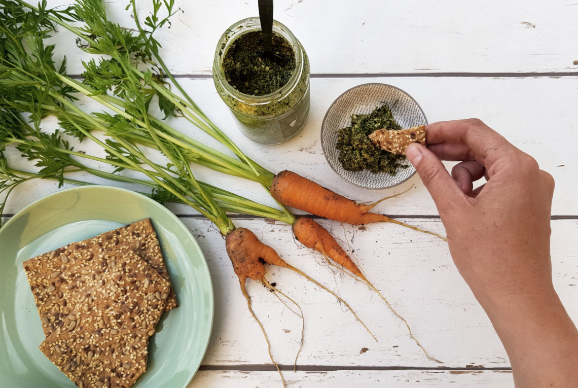 Möhrengrünpesto mit Mandeln und Parmesan