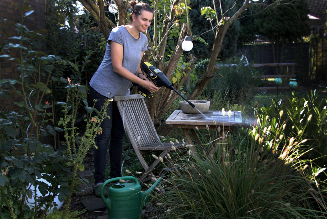 Terrasse pflegen mit Kärcher Handheld Druckreiniger