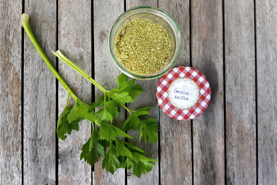 Selbstgemachte Gemüsebrühe mit frischem Gemüse aus dem Garten