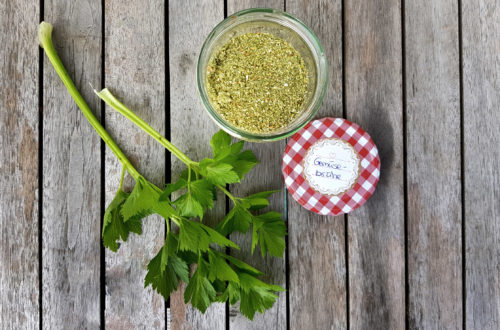 Selbstgemachte Gemüsebrühe mit frischem Gemüse aus dem Garten