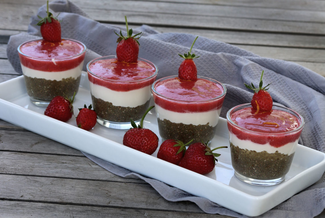 Holunderblütencreme mit Erdbeermus und Chia-Samen