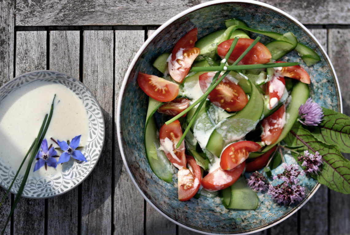 Sommersalat mit Tahinsauce und Limette