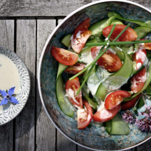 Sommersalat mit Tahinsauce und Limette