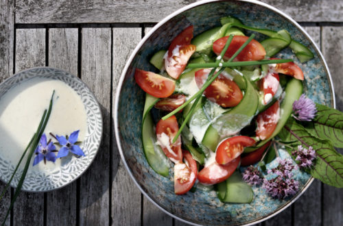 Sommersalat mit Tahinsauce und Limette