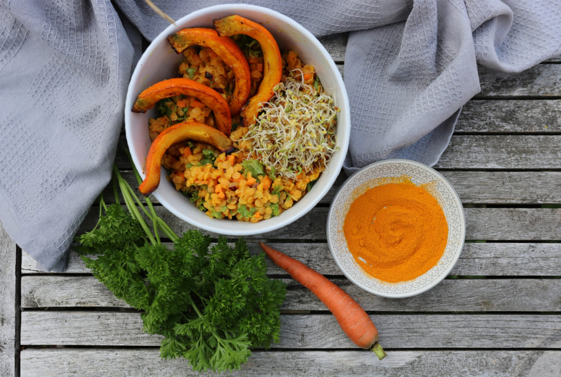 Geröstete Kürbisspalten mit Linsensalat und Sprossen