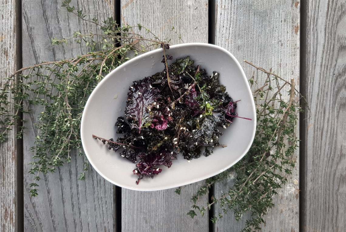 Rote Grünkohlchips mit Sesam, Thymian und Agavendicksaft