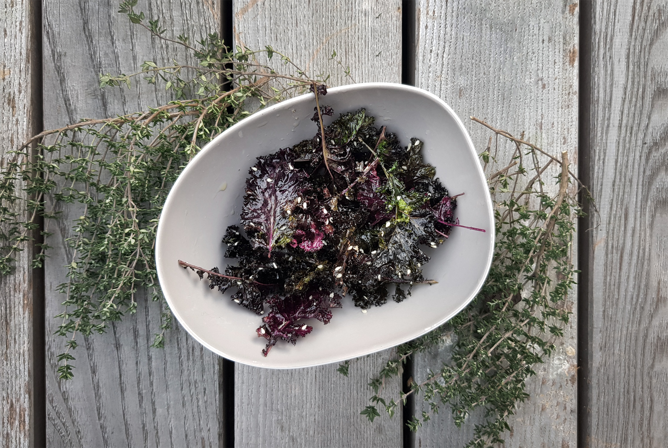 Rote Grünkohlchips mit Sesam, Thymian und Agavendicksaft